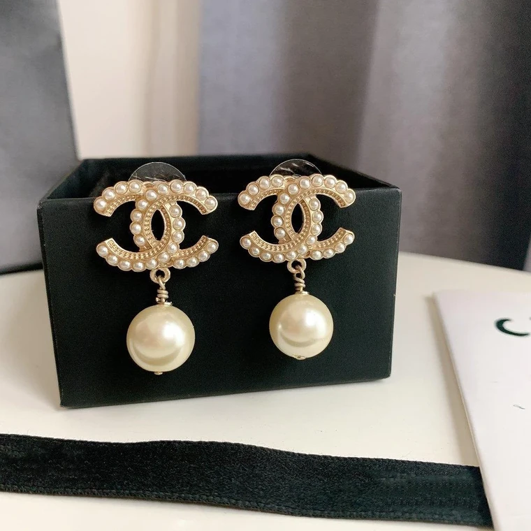 Classic pearl earrings